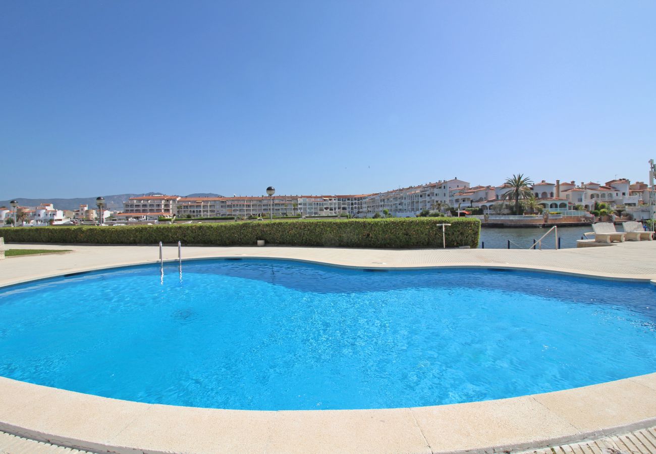 Appartement à Empuriabrava - 0136-SANT MAURICI Appartement avec vue sur le canal et piscine