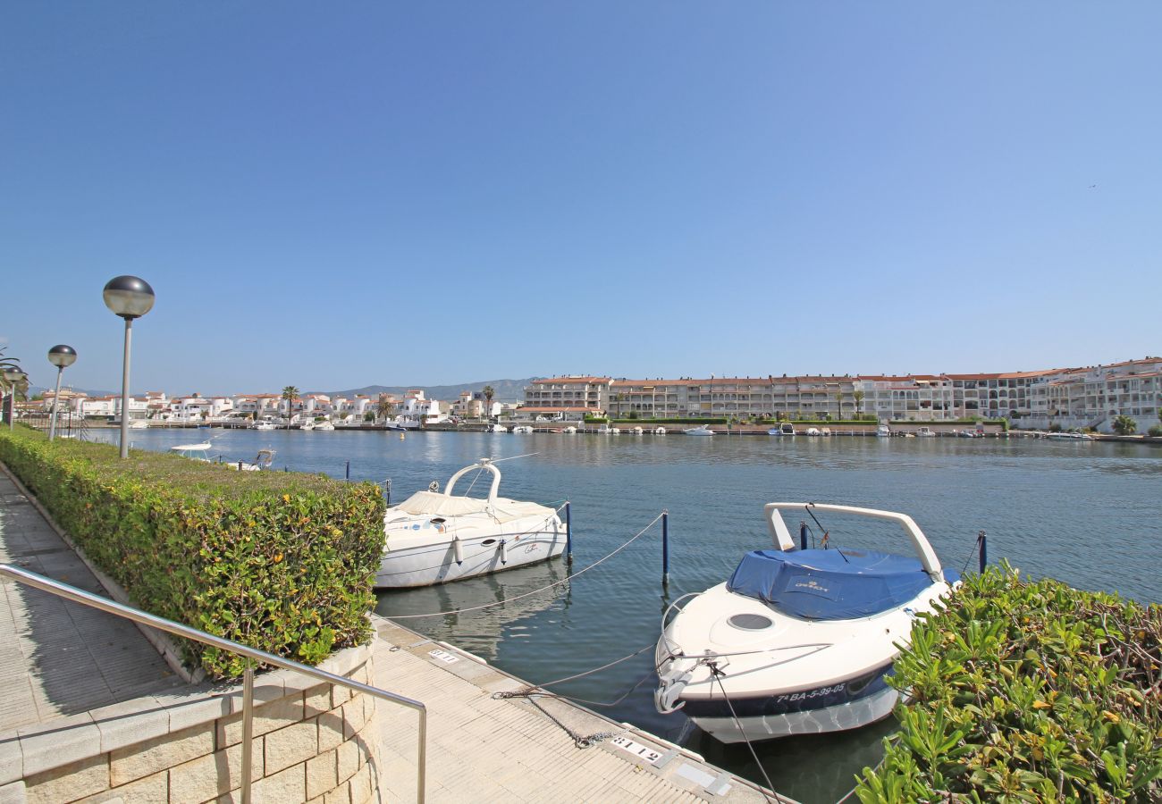 Appartement à Empuriabrava - 0136-SANT MAURICI Appartement avec vue sur le canal et piscine