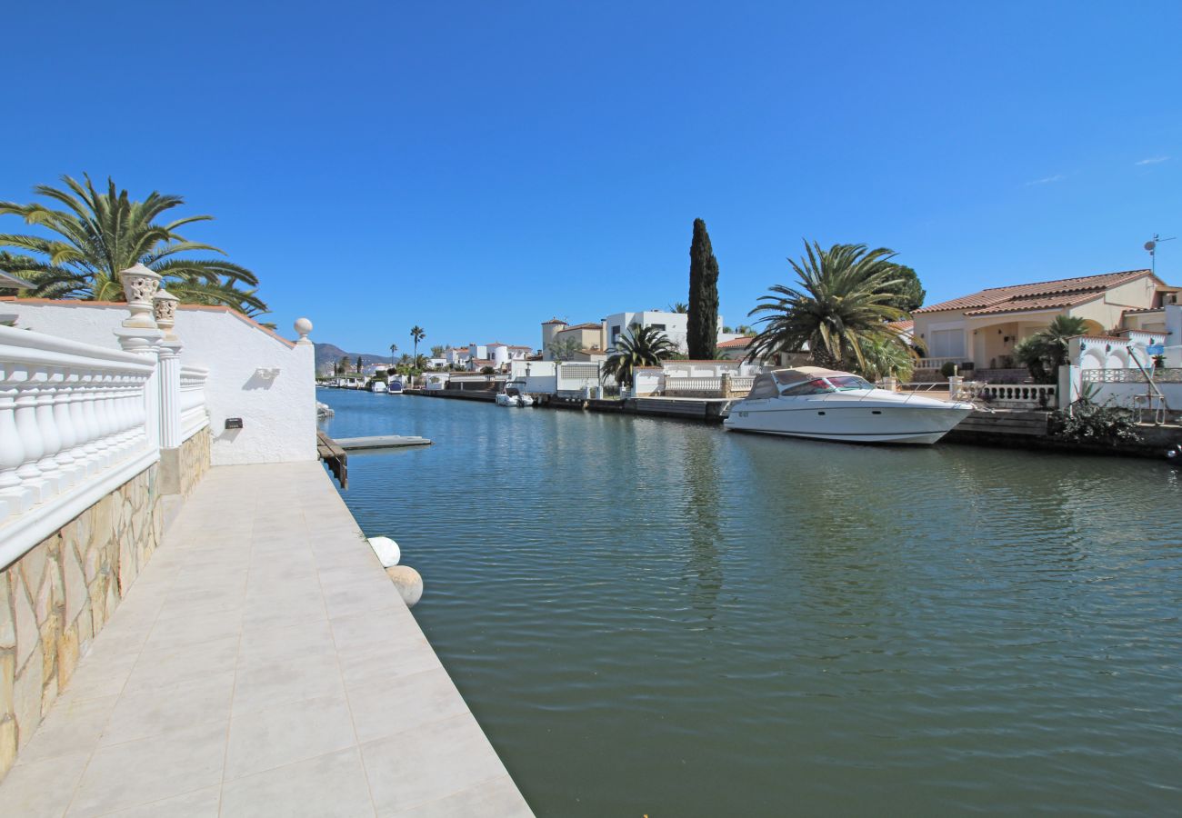 Villa à Empuriabrava - 0100-LLOBREGAT Maison au canal avec piscine, amarrage et studio