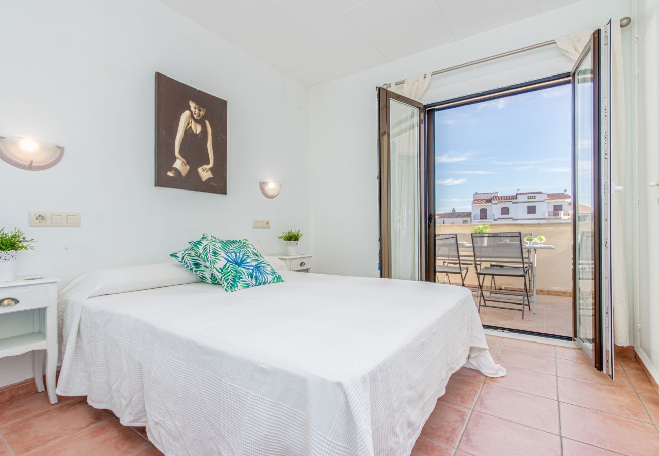 Appartement à Empuriabrava - 0147-PORT SOTAVENT Appartement avec vue sur le canal et piscine