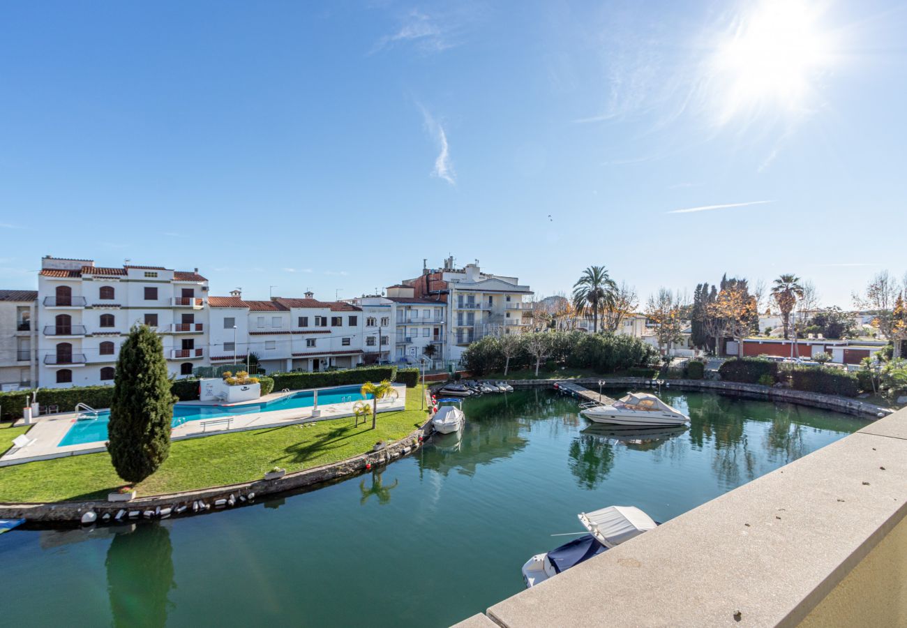 Appartement à Empuriabrava - 0147-PORT SOTAVENT Appartement avec vue sur le canal et piscine