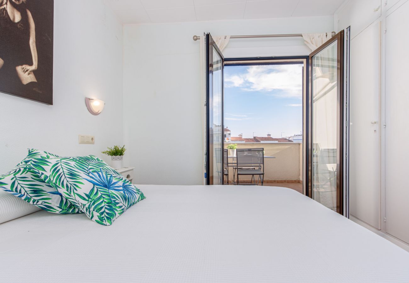 Appartement à Empuriabrava - 0147-PORT SOTAVENT Appartement avec vue sur le canal et piscine