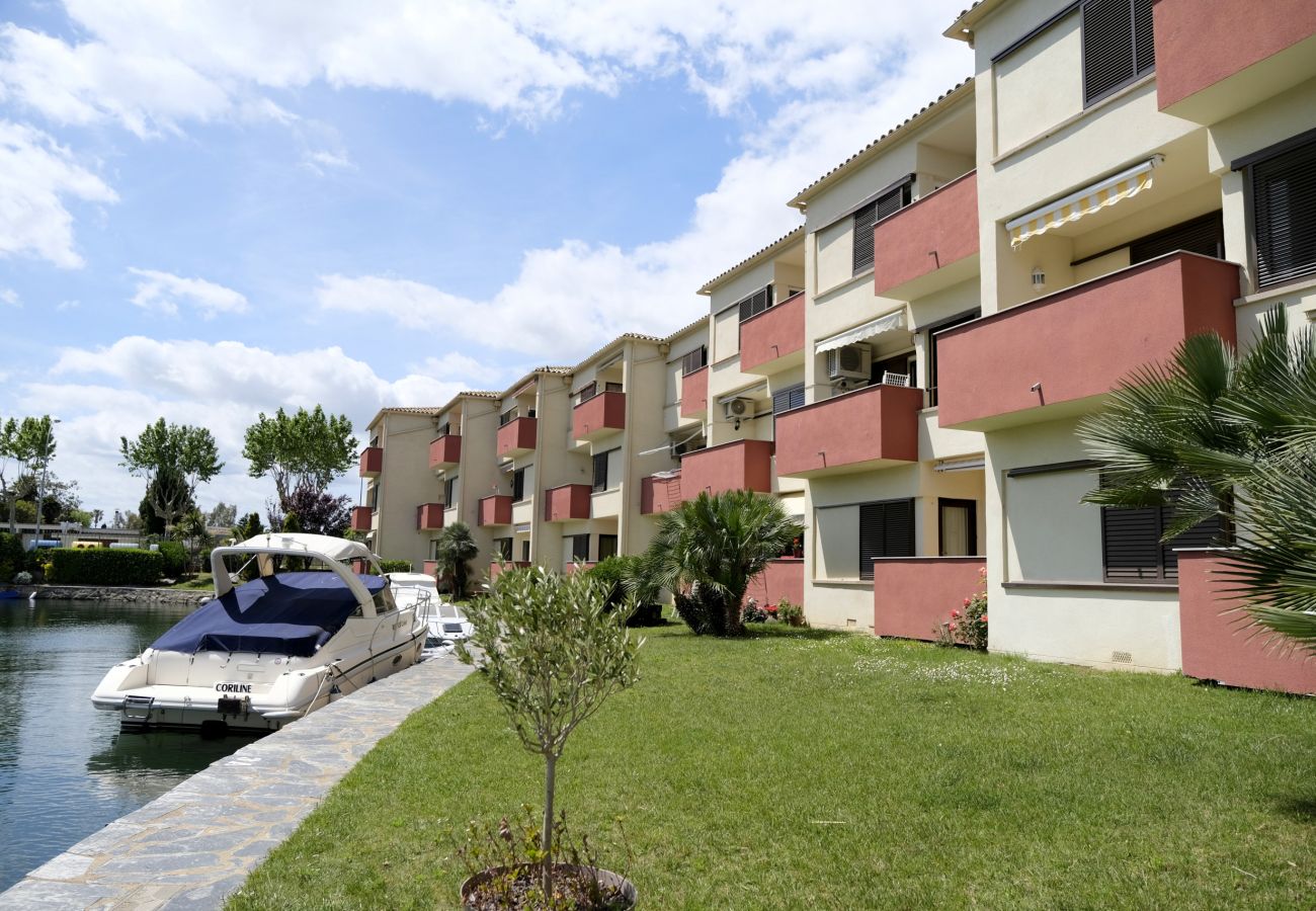 Appartement à Empuriabrava - 0147-PORT SOTAVENT Appartement avec vue sur le canal et piscine