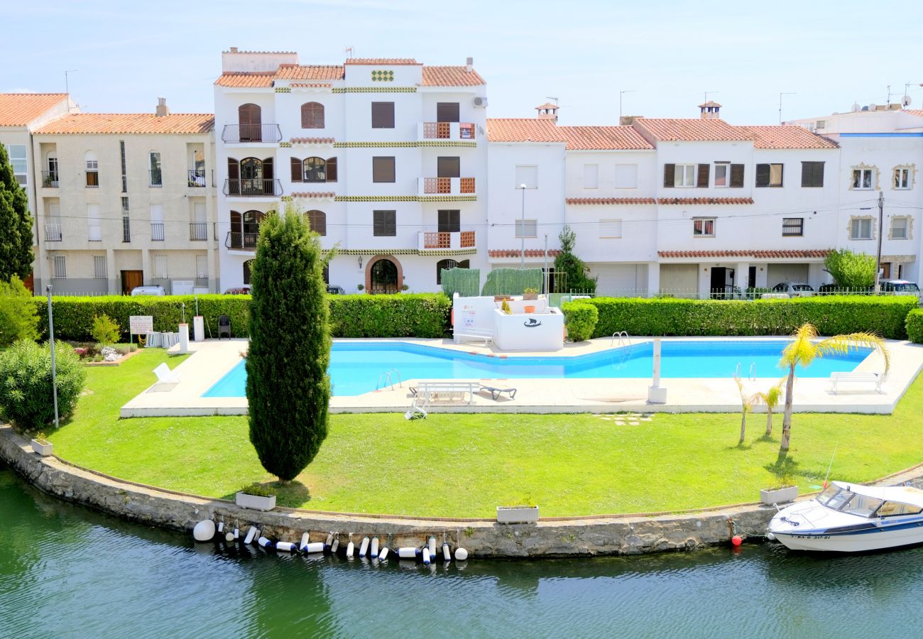 Appartement à Empuriabrava - 0147-PORT SOTAVENT Appartement avec vue sur le canal et piscine