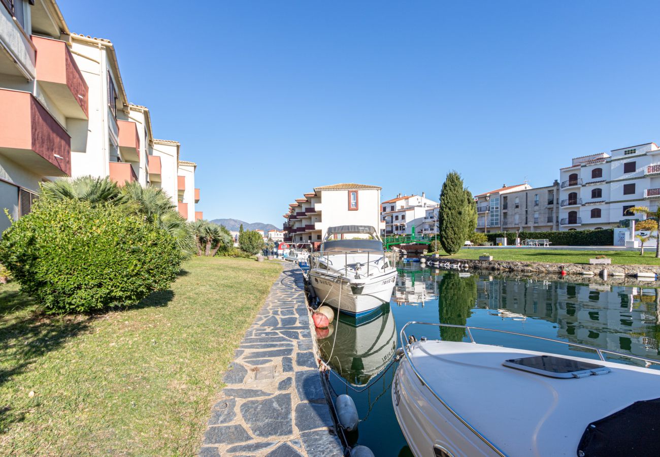 Appartement à Empuriabrava - 0147-PORT SOTAVENT Appartement avec vue sur le canal et piscine