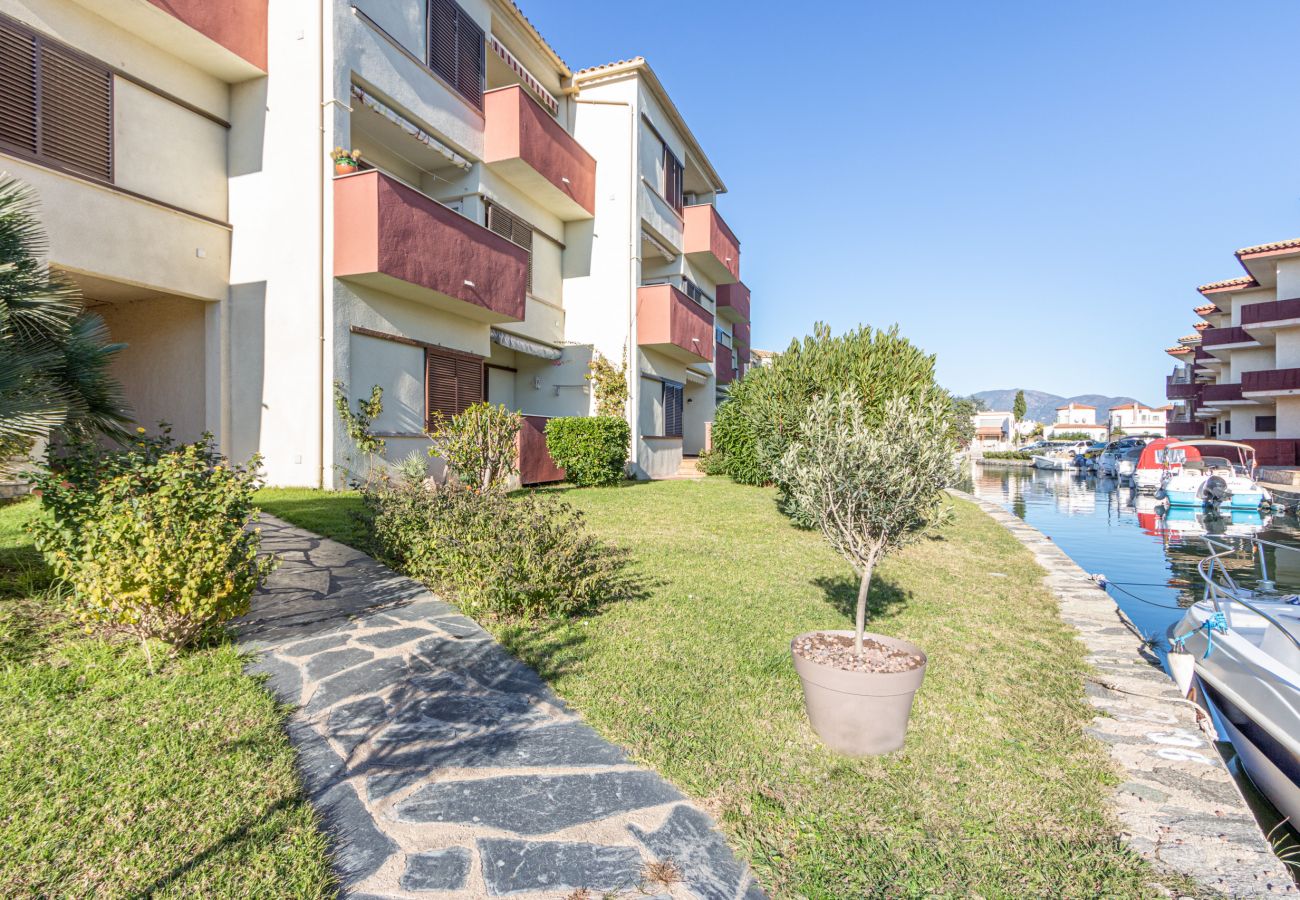 Appartement à Empuriabrava - 0147-PORT SOTAVENT Appartement avec vue sur le canal et piscine