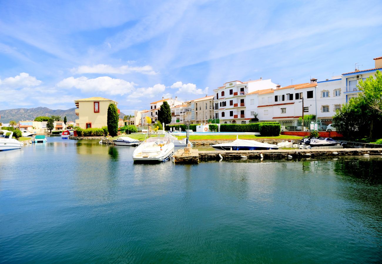 Appartement à Empuriabrava - 0147-PORT SOTAVENT Appartement avec vue sur le canal et piscine