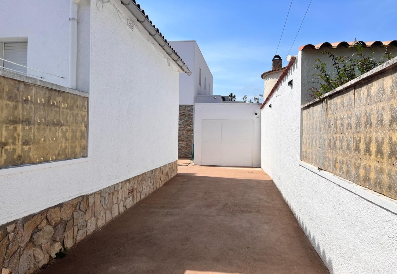 Villa à Empuriabrava - 0040-CAP RAS Maison au canal avec piscine et amarrage