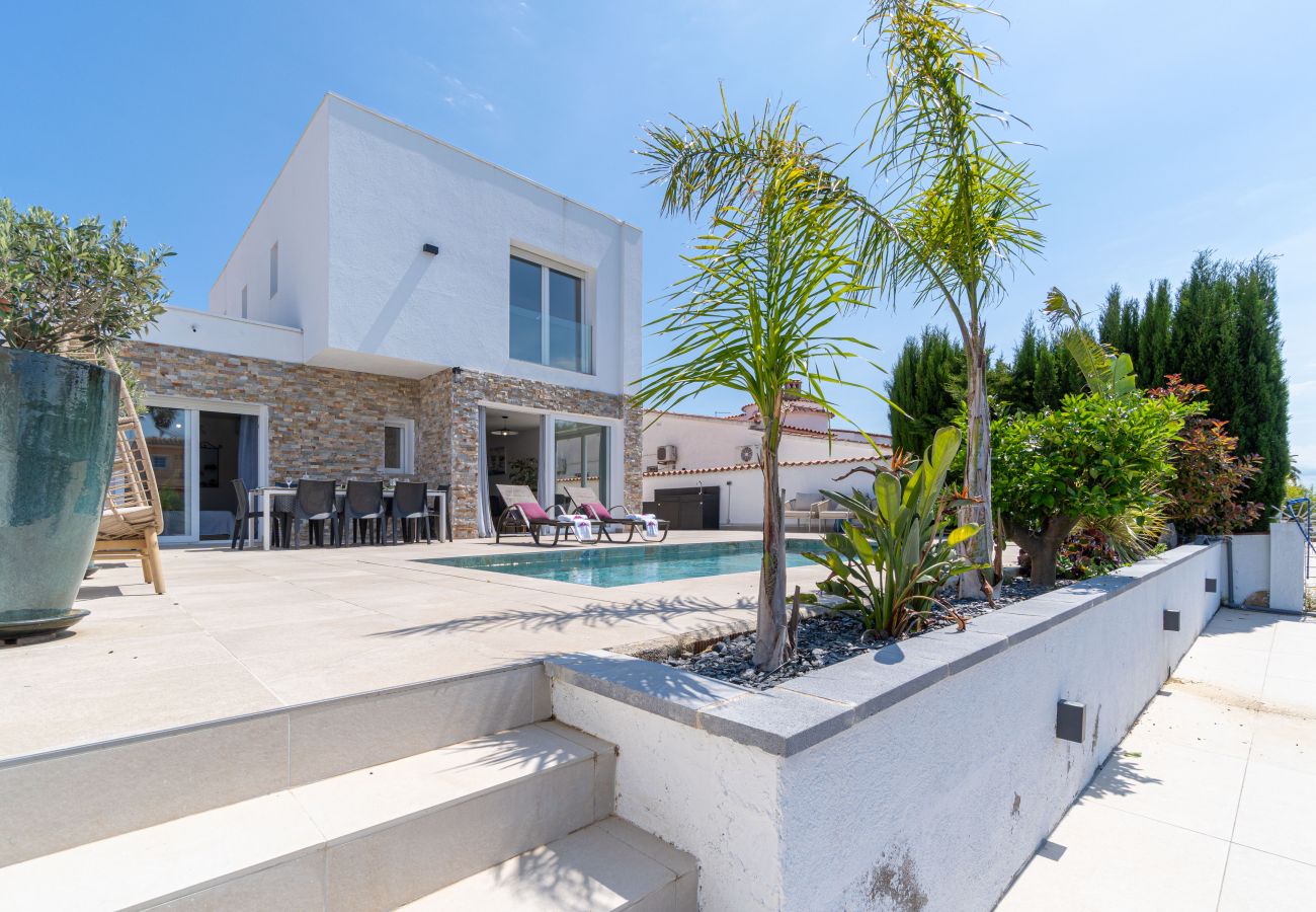 Villa à Empuriabrava - 0040-CAP RAS Maison au canal avec piscine et amarrage