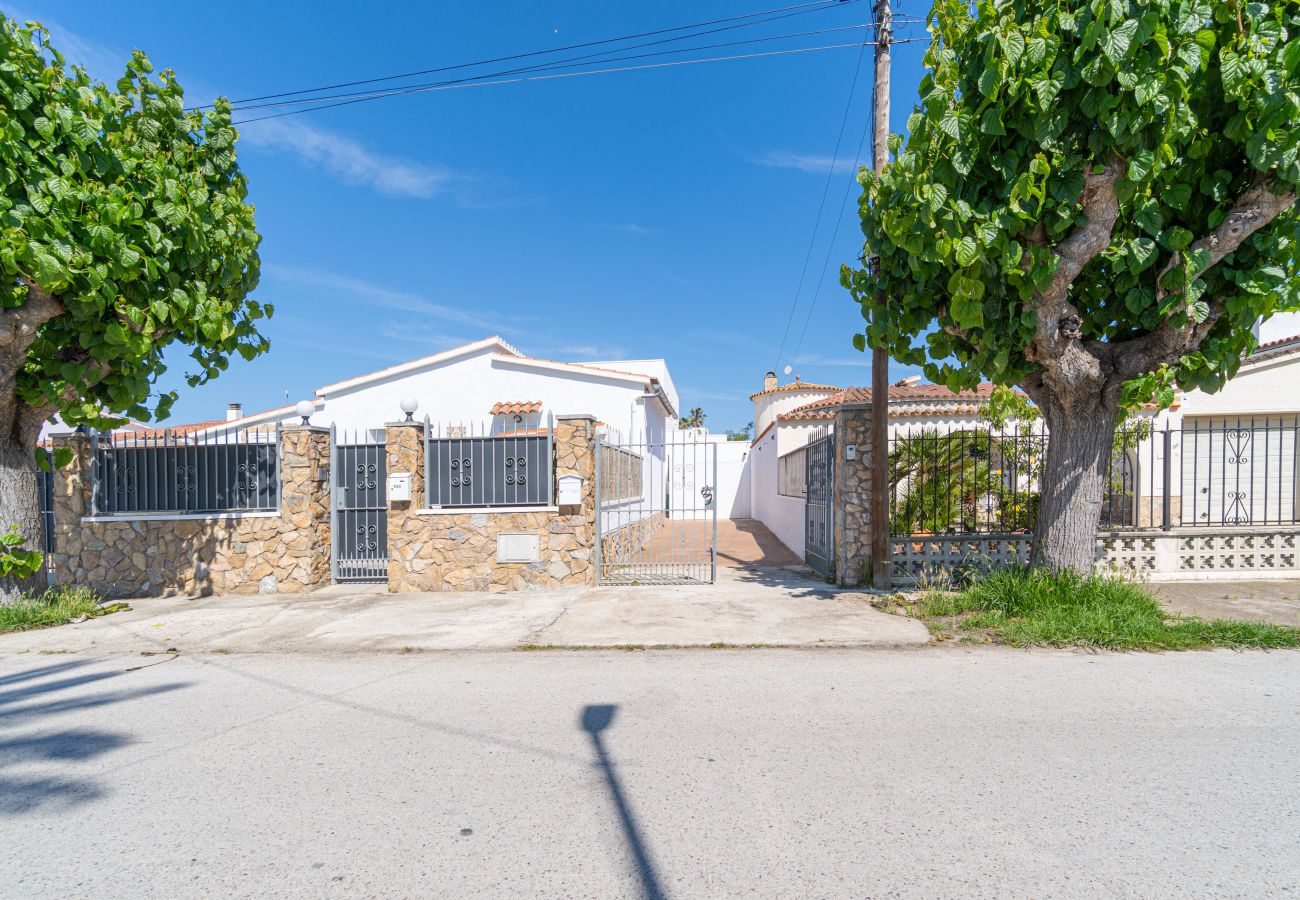 Villa à Empuriabrava - 0040-CAP RAS Maison au canal avec piscine et amarrage