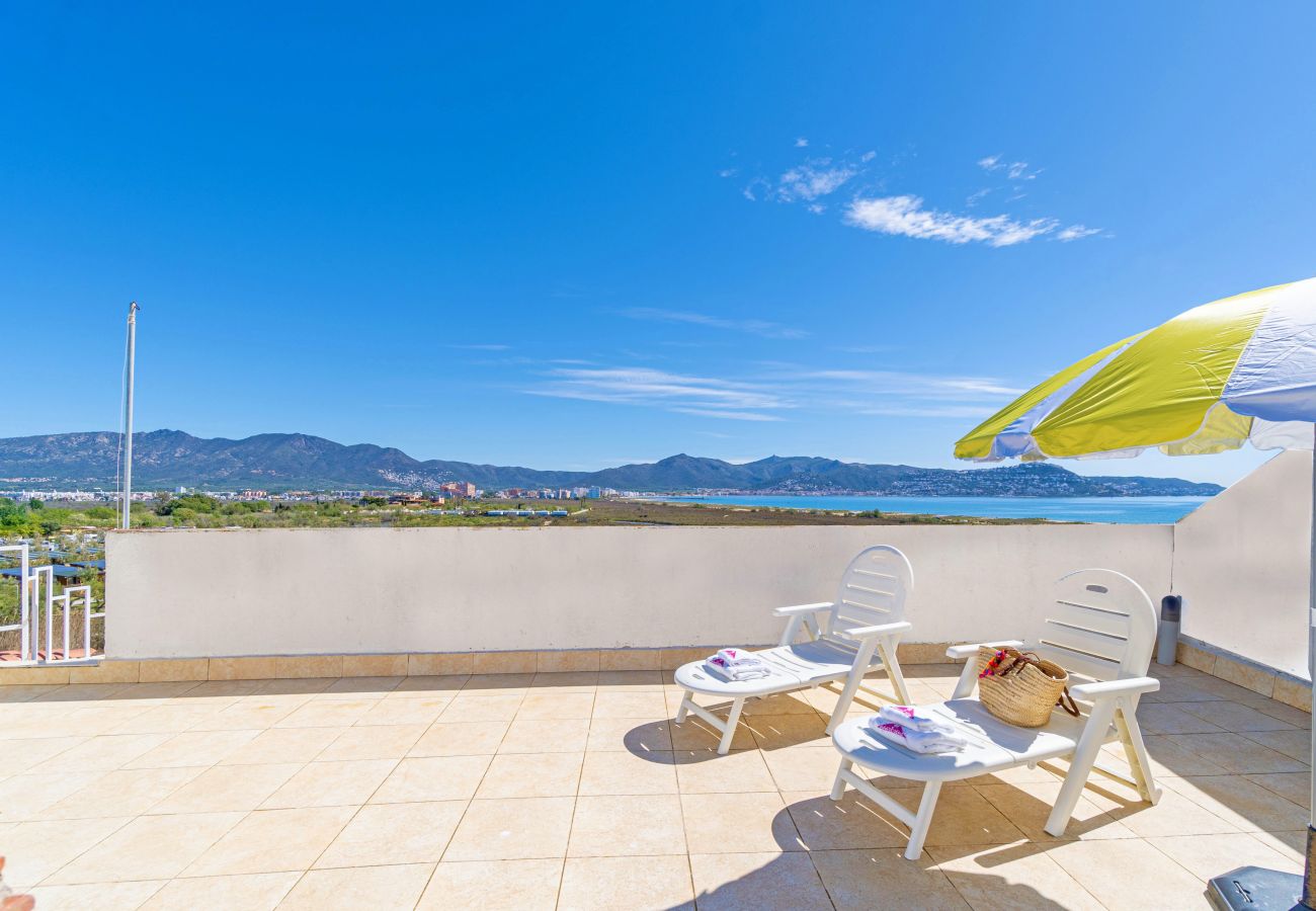 Апартаменты на Эмпуриабра / Empuriabrava - 0148-PORT DUCAL Квартира с террасой, видом на море и Wi-Fi.