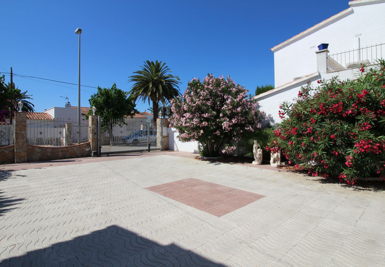 Вилла на Эмпуриабра / Empuriabrava - 0037-CAP RAS Дом у канала с бассейном и причалом