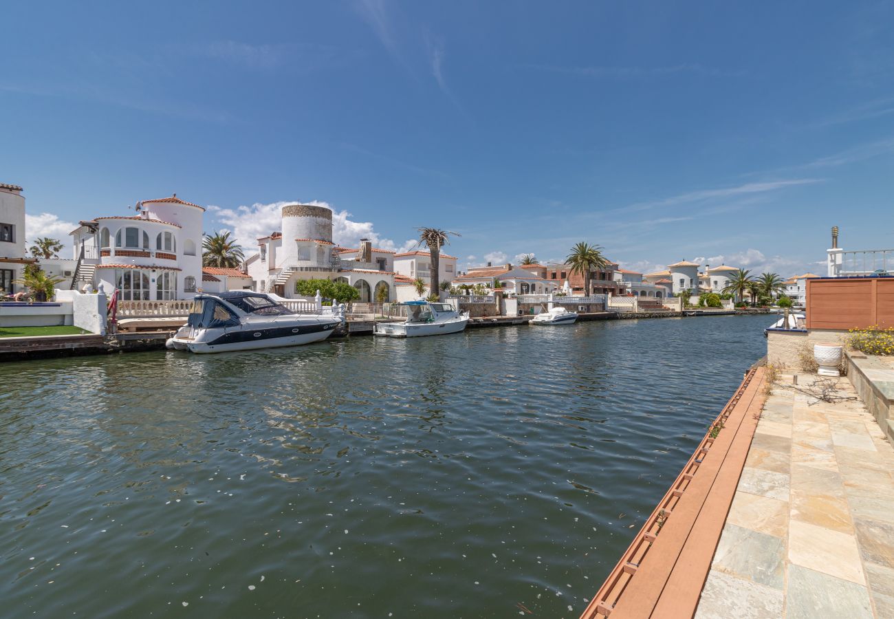 Вилла на Эмпуриабра / Empuriabrava - 0141-PANI