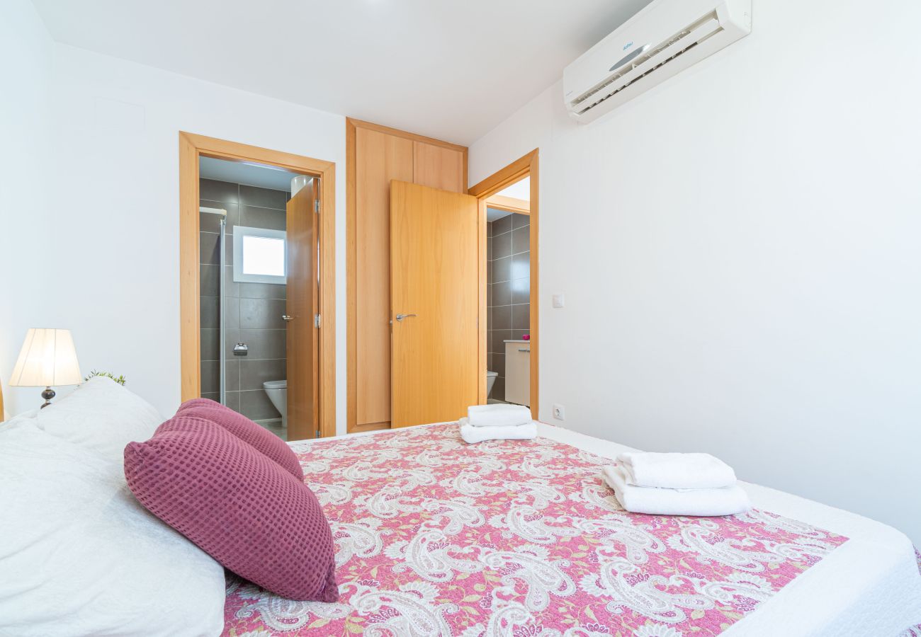 Вилла на Эмпуриабра / Empuriabrava - 0034-NOGUERA Дом с небольшим бассейном