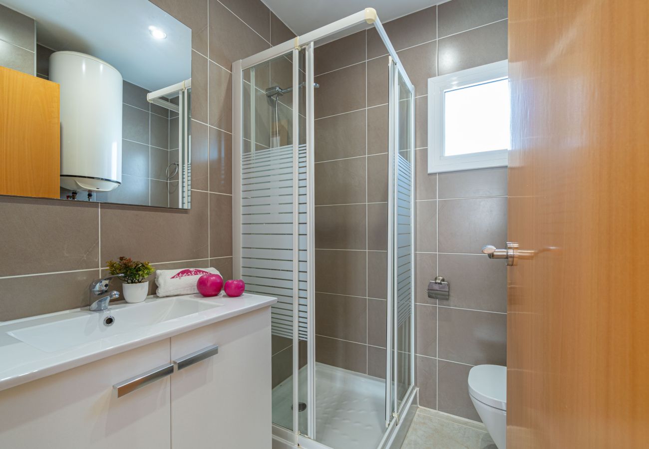 Вилла на Эмпуриабра / Empuriabrava - 0034-NOGUERA Дом с небольшим бассейном