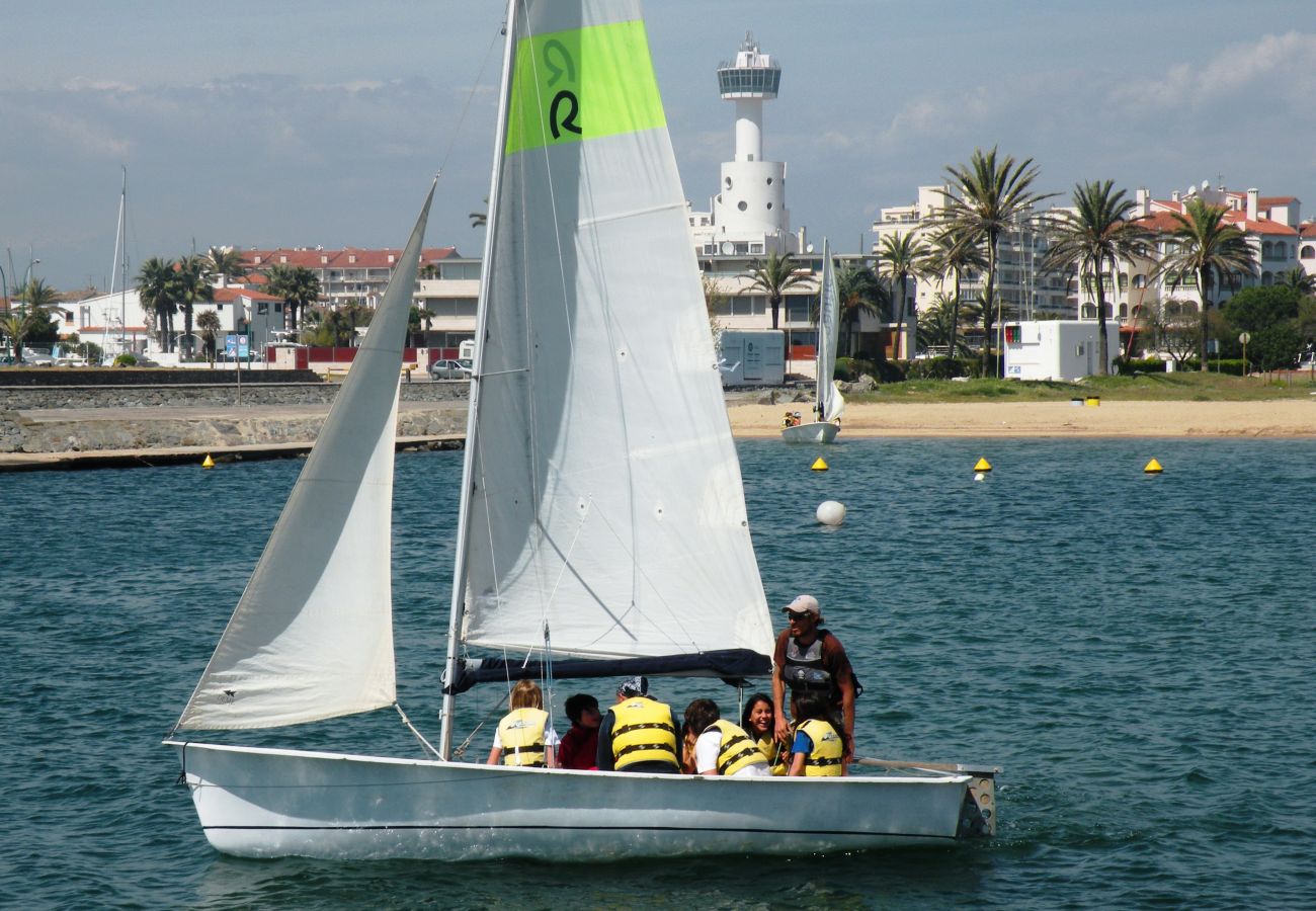 Вилла на Эмпуриабра / Empuriabrava - 0081-PANI Дом с 4 спальнями и садом