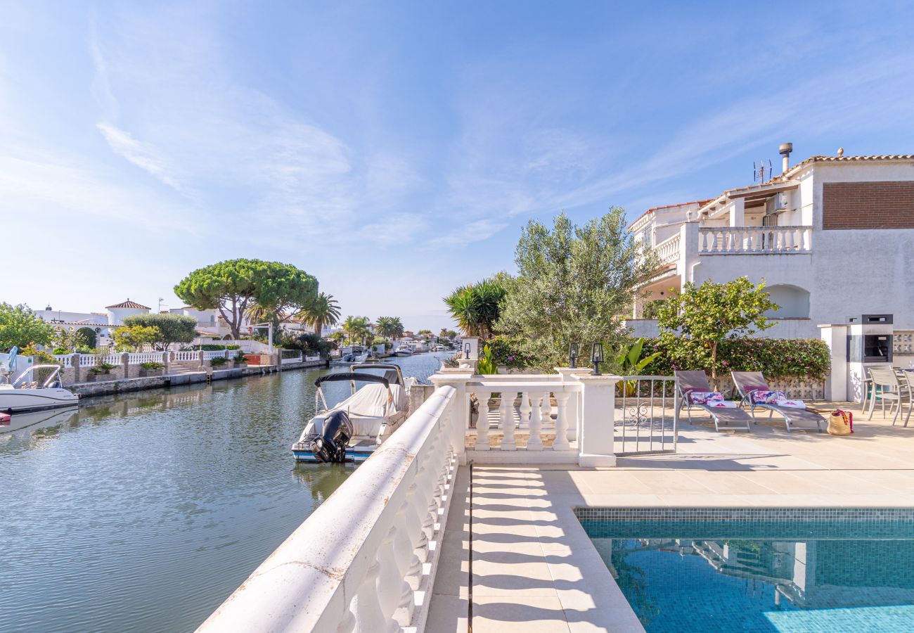 Вилла на Эмпуриабра / Empuriabrava - 0042-FLAMICELL Дом у канала с бассейном