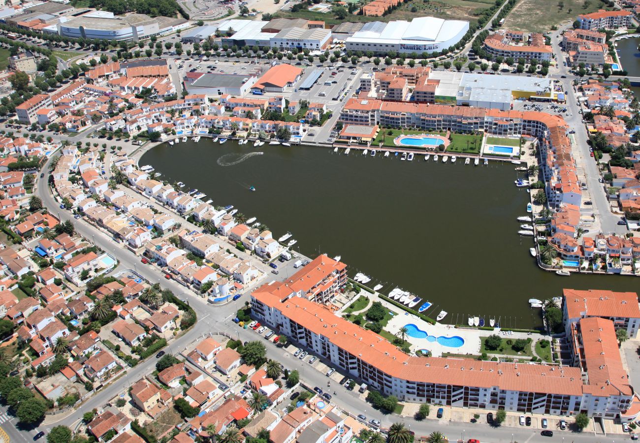 Апартаменты на Эмпуриабра / Empuriabrava - 0183-SANT MAURICI Квартира с видом на канал и парковкой
