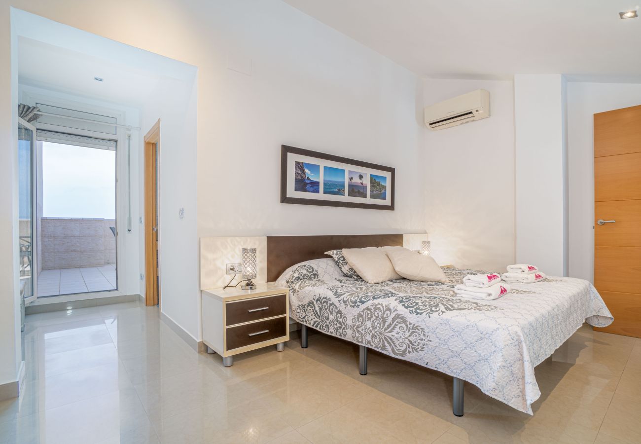 Апартаменты на Эмпуриабра / Empuriabrava - 0160-PORT GREC Квартира с WIFI, Smart TV, видом на канал и море