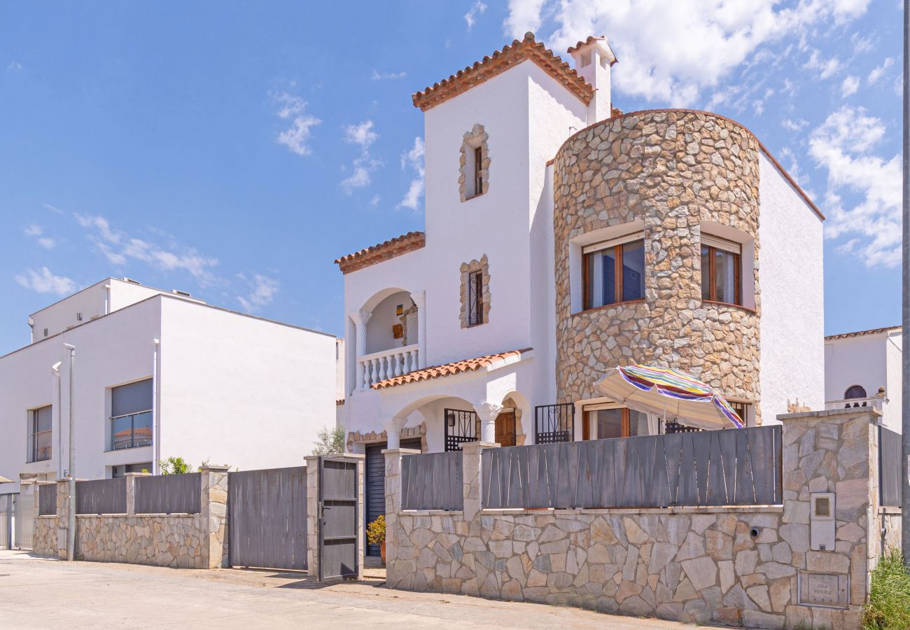 Вилла на Эмпуриабра / Empuriabrava - 0191-SANT MAURICI Дом с частным бассейном
