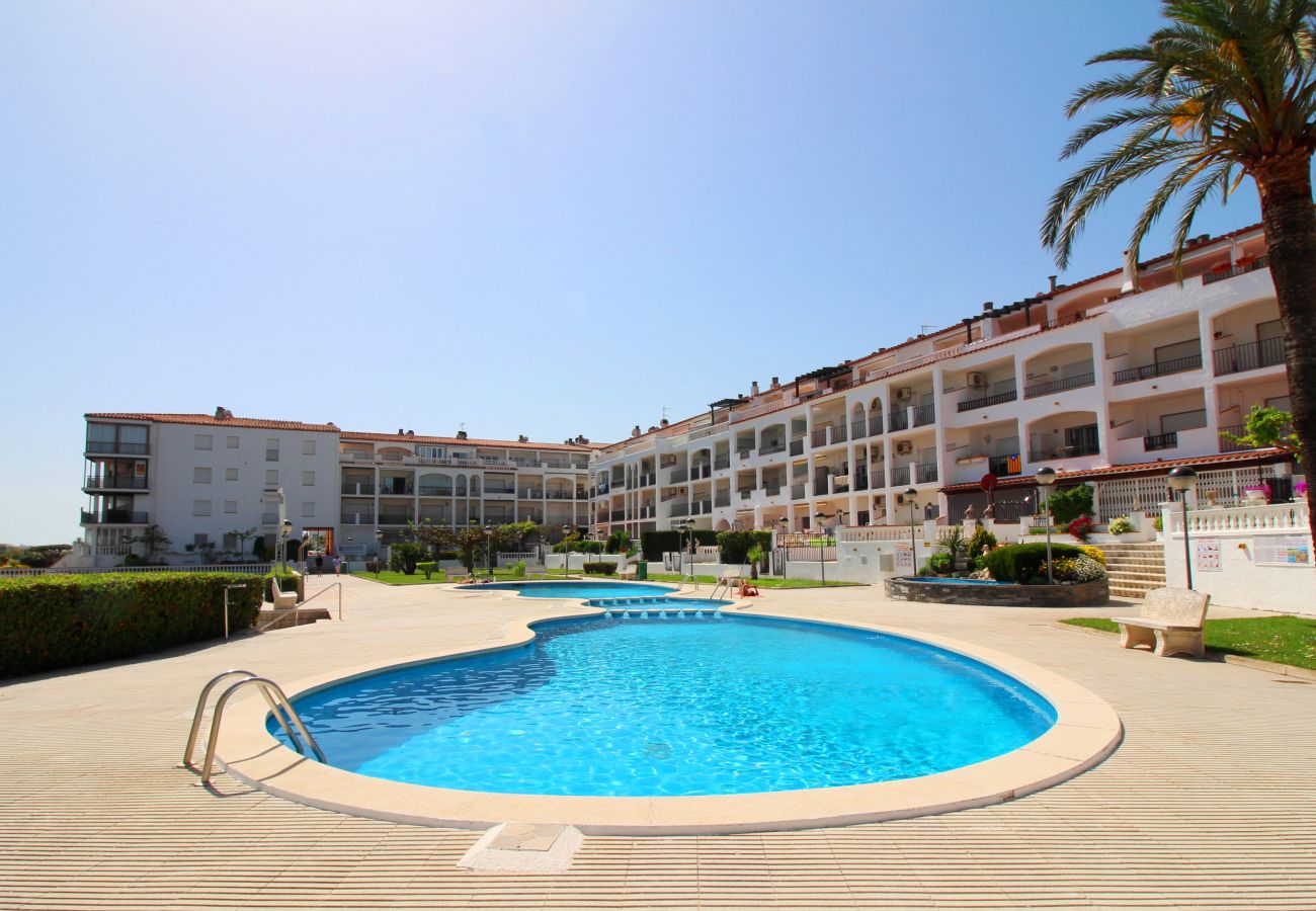 Апартаменты на Эмпуриабра / Empuriabrava - 0185-SANT MAURICI Квартира с общим бассейном и видом на канал