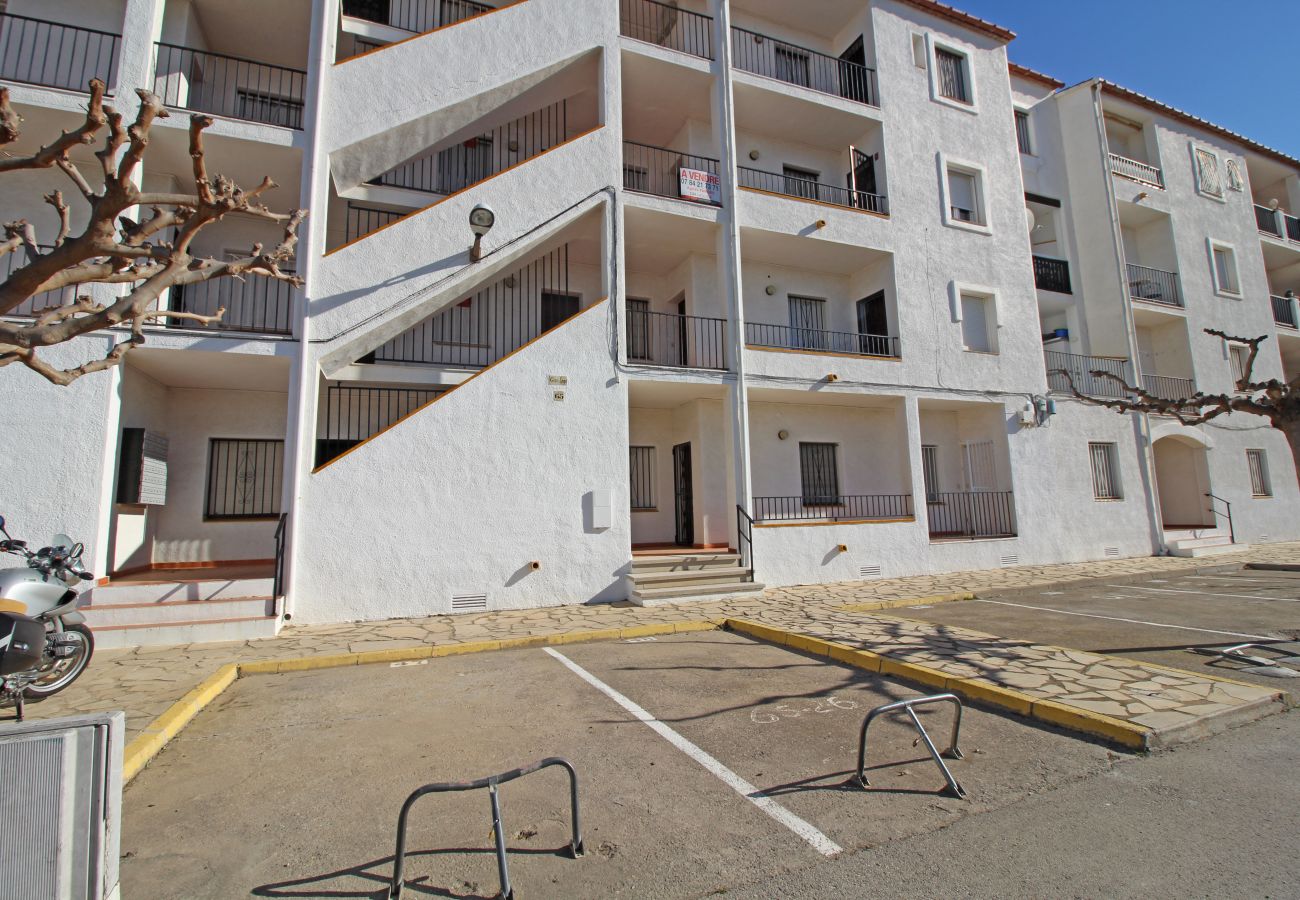 Апартаменты на Эмпуриабра / Empuriabrava - 0136-SANT MAURICI Квартира с видом на канал и бассейном