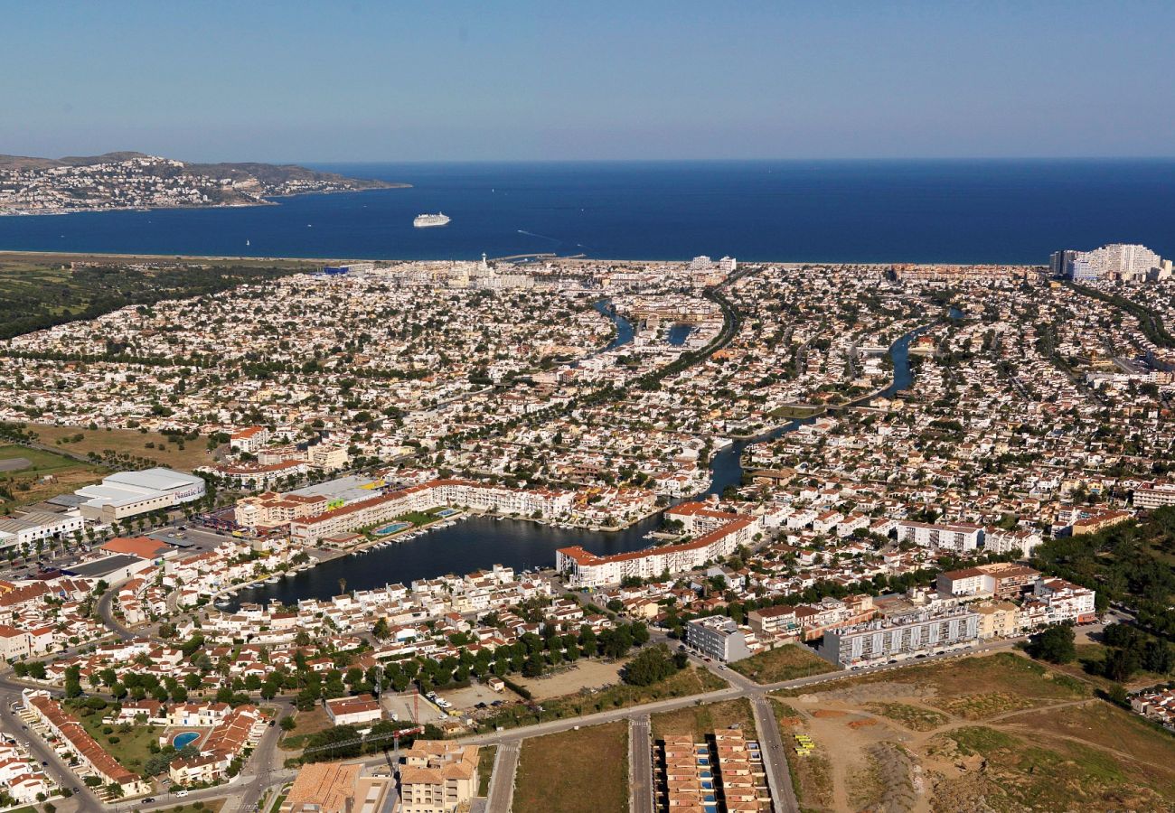 Вилла на Эмпуриабра / Empuriabrava - 0080-ALBERES Дом с бассейном