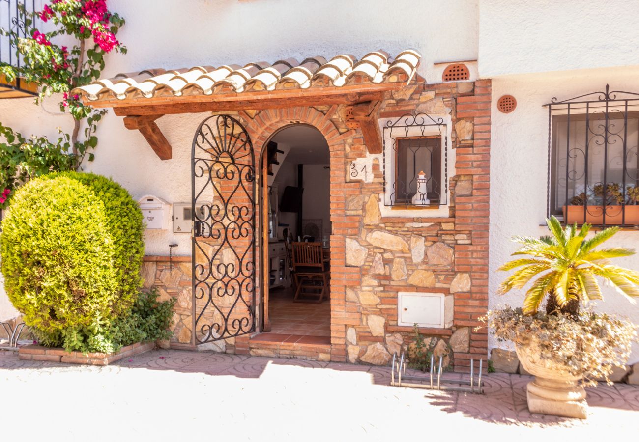 Вилла на Эмпуриабра / Empuriabrava - 0151-ILLA CARTAGO Дом рыбака на канале