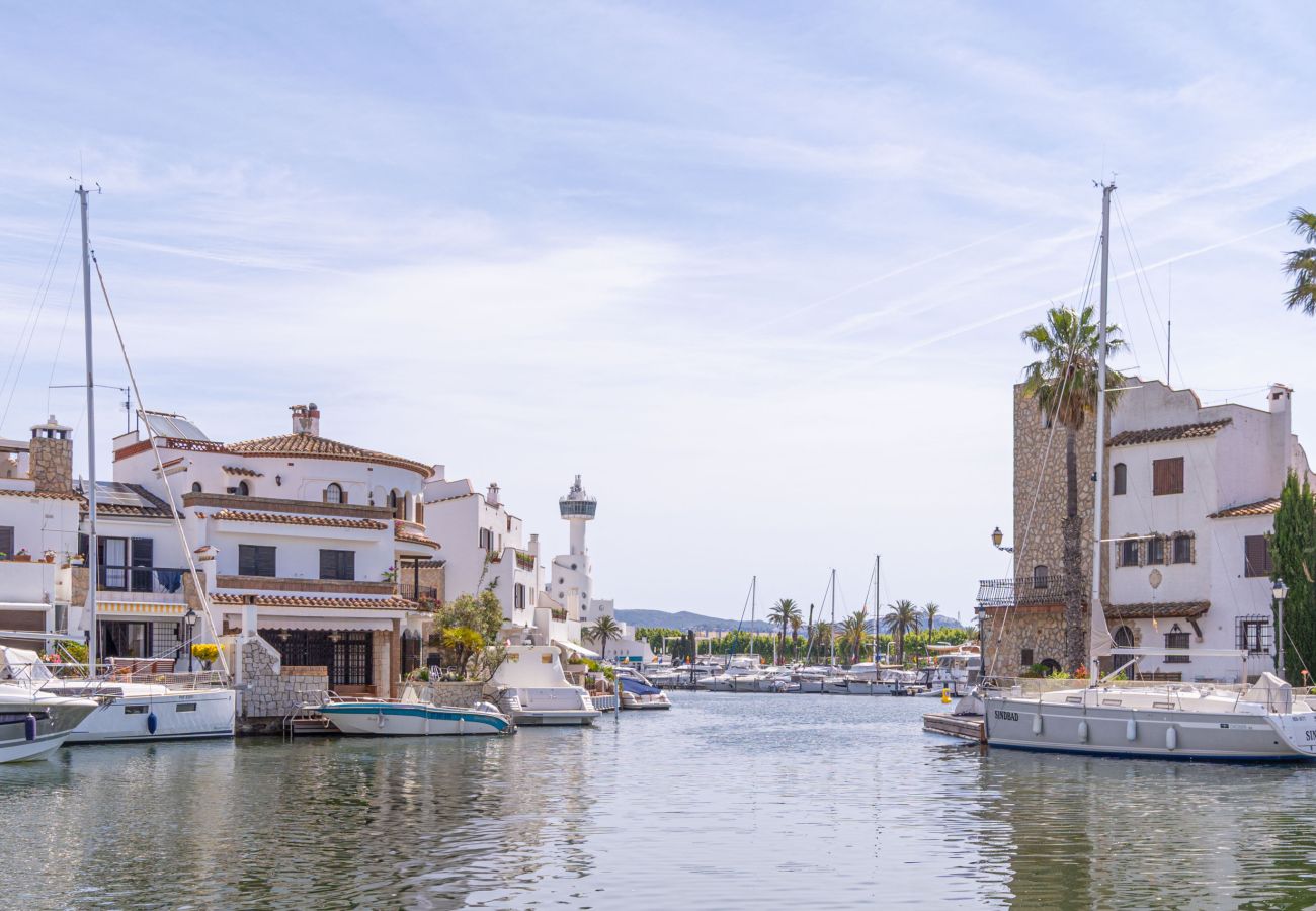 Вилла на Эмпуриабра / Empuriabrava - 0151-ILLA CARTAGO Дом рыбака на канале