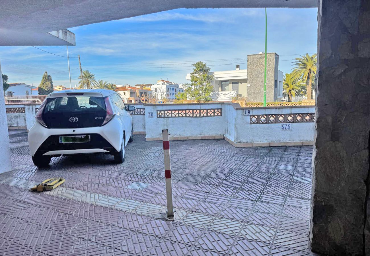 Вилла на Эмпуриабра / Empuriabrava - 0151-ILLA CARTAGO Дом рыбака на канале