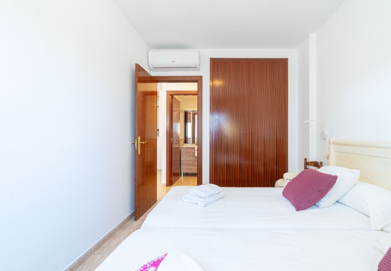 Апартаменты на Эмпуриабра / Empuriabrava - 0089-MIRABLAU Апартаменты с боковым видом на пляж