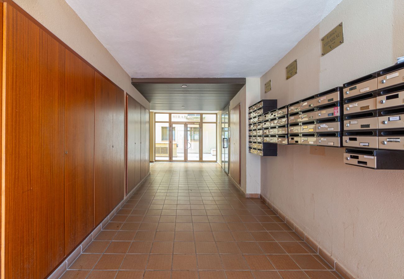 Апартаменты на Эмпуриабра / Empuriabrava - 0089-MIRABLAU Апартаменты с боковым видом на пляж